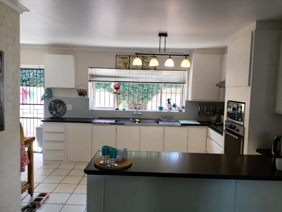 To Let 4 Bedroom Property for Rent in Heldervue Western Cape